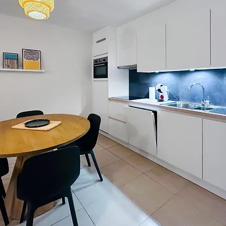 1 Bedroom Cozy In Appartement *